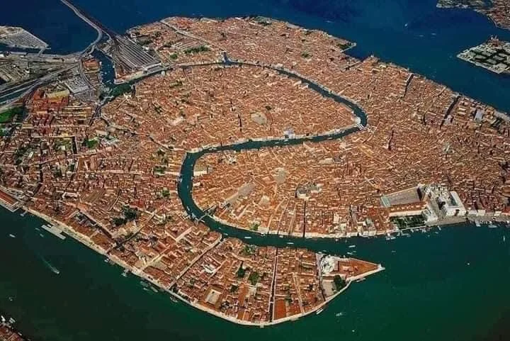 ¿Cómo se construyo Venecia?